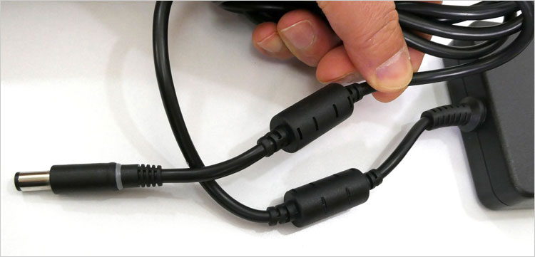 フェライトコアがケーブルの端々