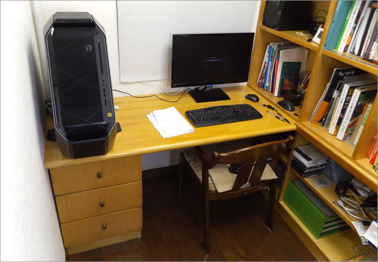 ALIENWARE AREA-51（R4）とディスプレイは23インチ型。