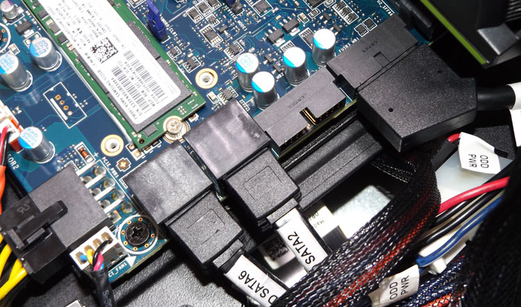 ALIENWARE AREA-51（R4）のSATAコネクタが4基