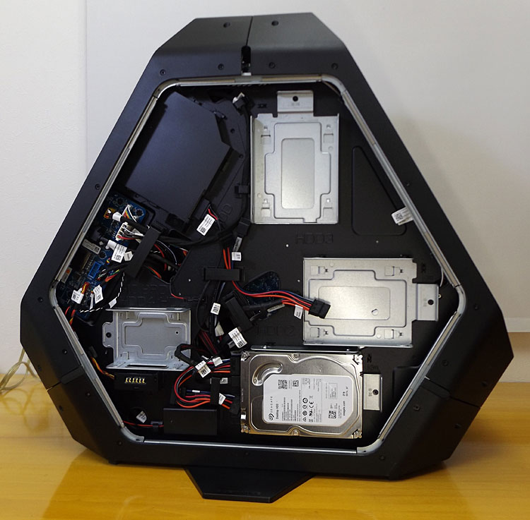 写真では左がALIENWARE AREA-51（R4）の前面となる