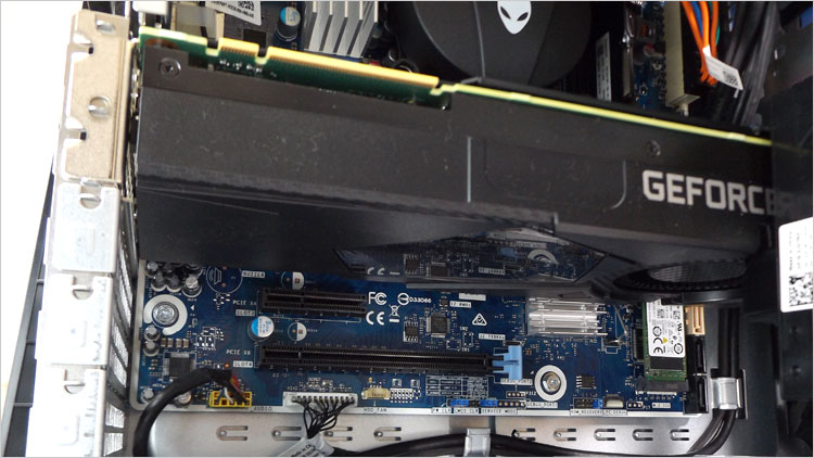 PCI Express x16（伝送はX8）が2基