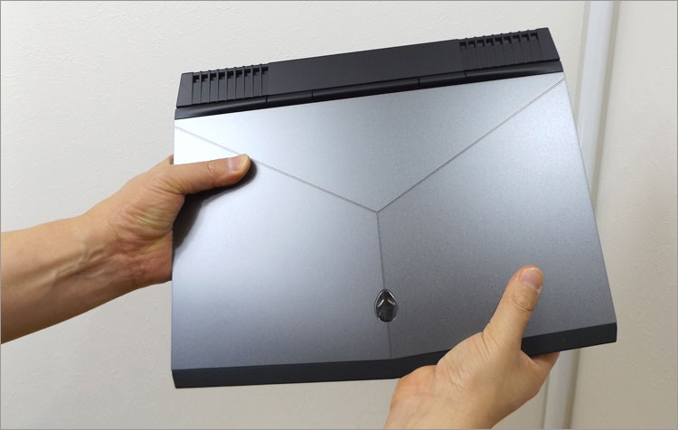 ヒンジフォワードの機能デザインALIENWARE13R3