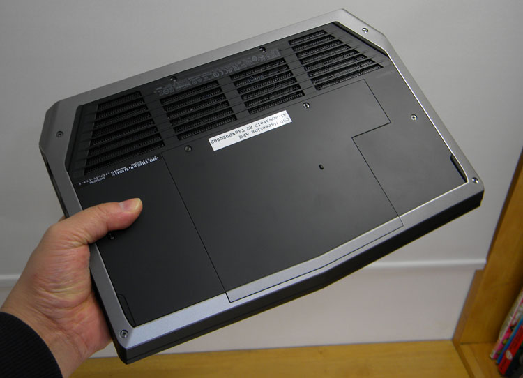 デュアルファンを内蔵する、ALIENWARE 13