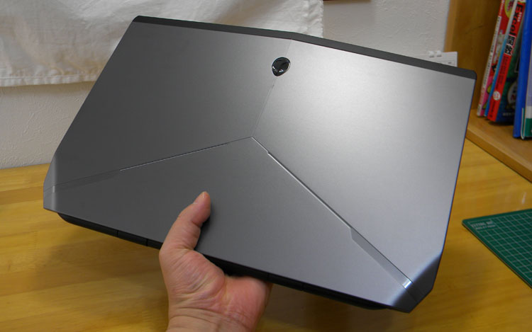 アルマイト加工のALIENWARE 15