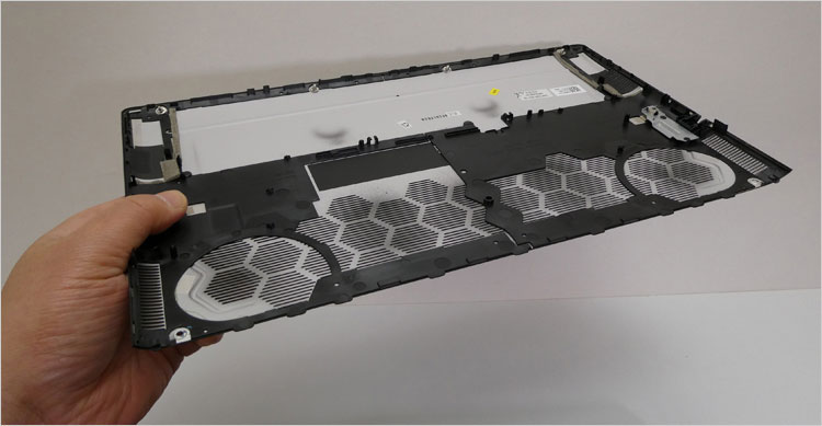 底面カバーはアルミ素材