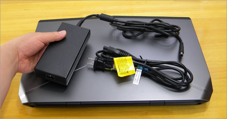 180WのACアダプタを付属