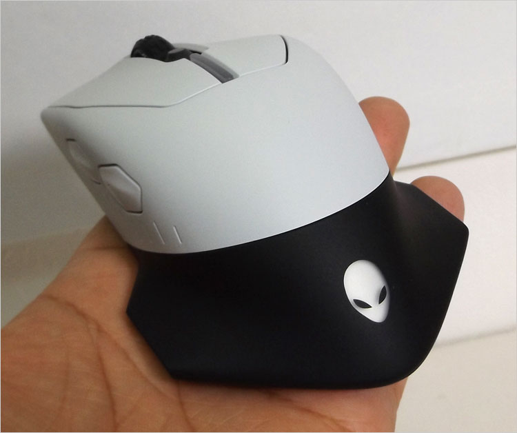 AlienwarePCに搭載するAlienwareコマンドセンターを通じて1,680万色の配色可能