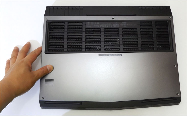 シルバーの部分がアルミ