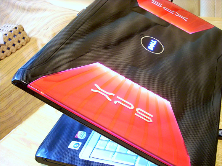 DELLロゴと赤パネルが発光