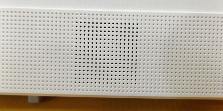 正方形のパンチング穴がある