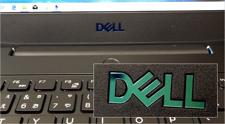 少し窪んだ状態でメタリックブルーのDELLロゴを配置