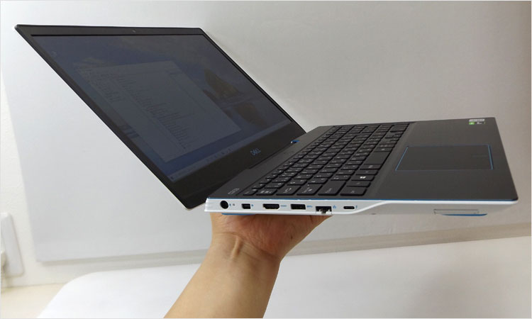 手前側のカーブ面にスピーカーを配置