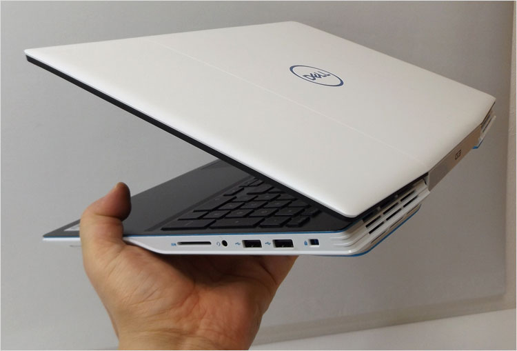 有線マウス接続時はケーブル