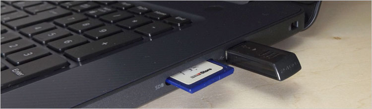 SDカードは少しはみ出し気味