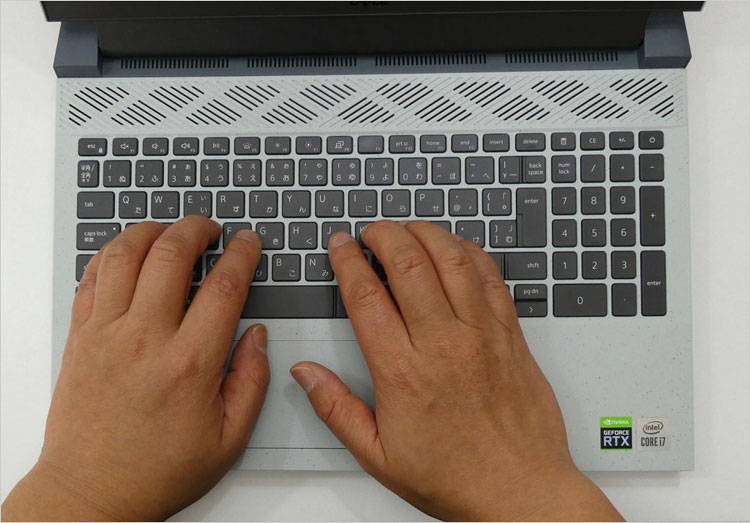 テンキーがあるのでやや左寄