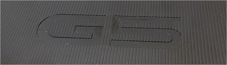 縦縞の立体でG5ロゴが形成