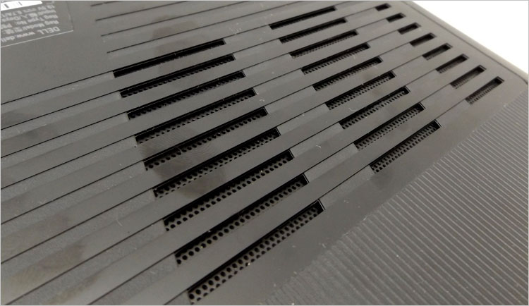 スリット部分はパンチング・メッシュ