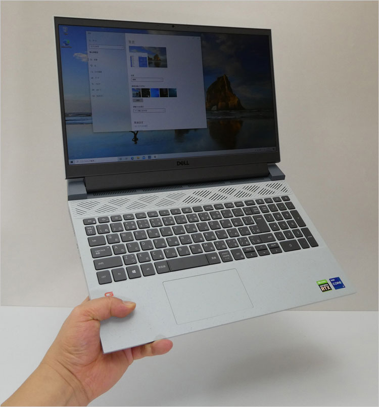 上部には吸気口も配置されている