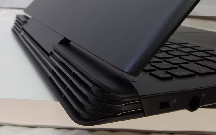 大型の冷却用通気口とデュアルファンを搭載