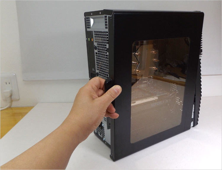 手回しネジを外しサイドパネル