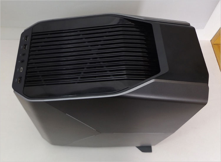 ALIENWARE AURORA-R8上面排気