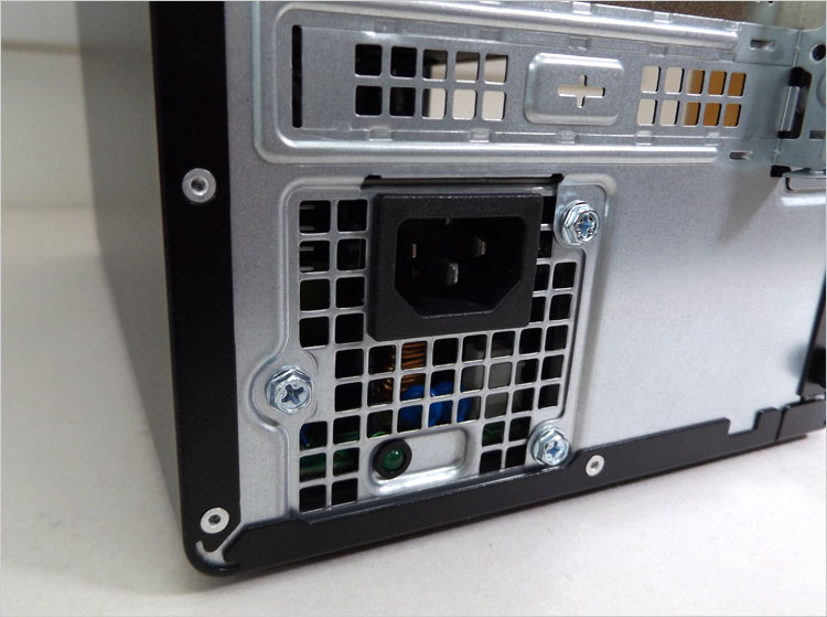 かなり小型のタイプでDELLの専用電源ユニット