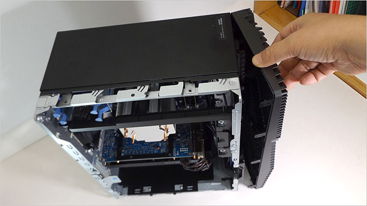 4箇所のツメを同時に外す