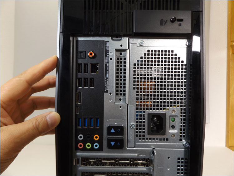 縦置きに設置されたATX電源ユニット