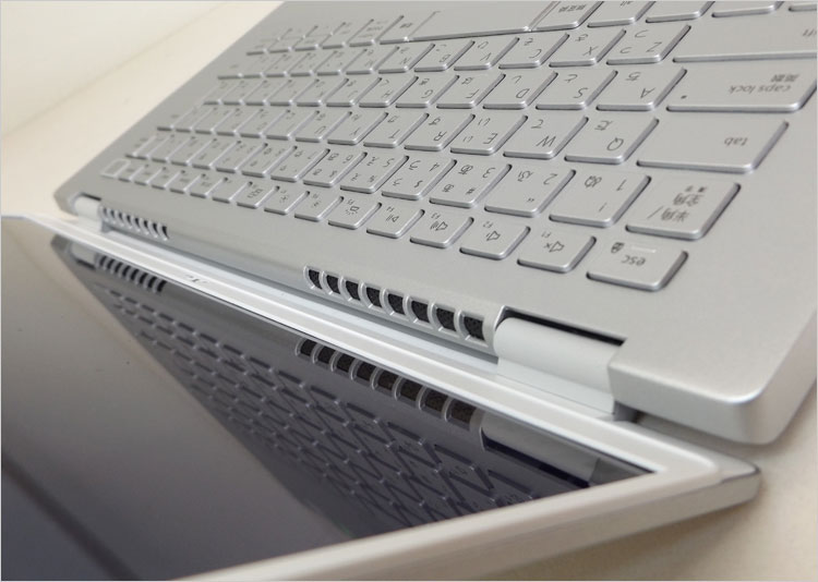 ディスプレイの上を通過するエアーフロー