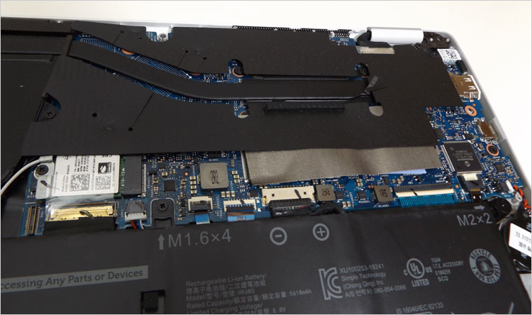 ヒートパイプの周りは黒いシート