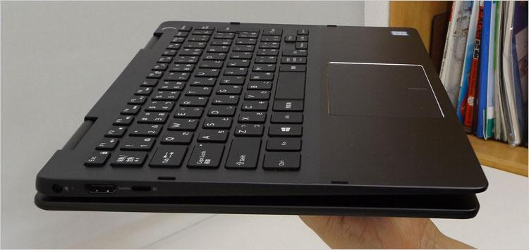 タブレットを支えている手の指先