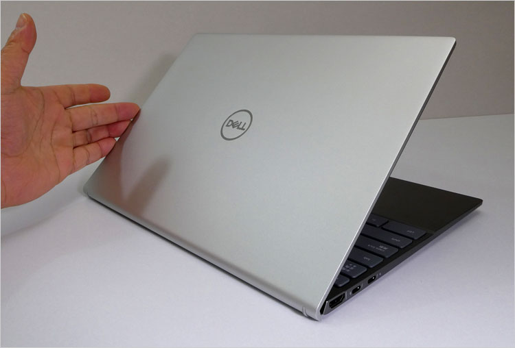 天板には高級感があるアルミ素材を採用し、サンドブラストの梨地加工