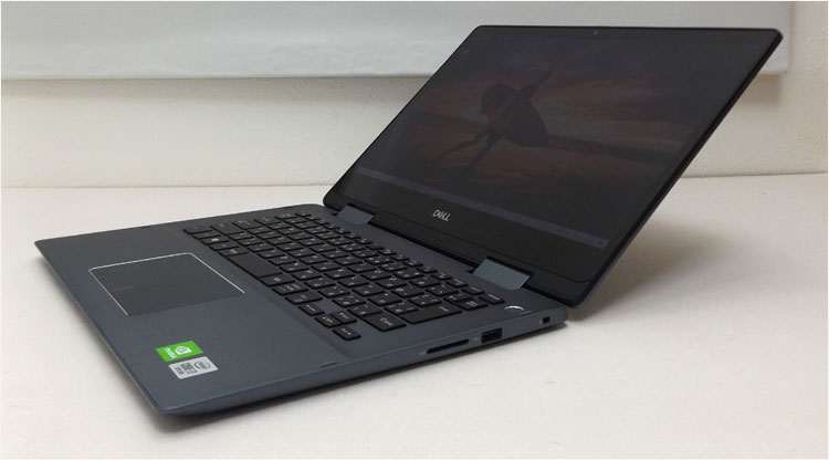 装備端子は奥側になるので、ケーブルの常時接続