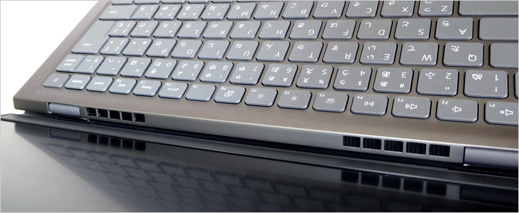 パームレスト（本体）とディスプレイの隙間に排気口が配置