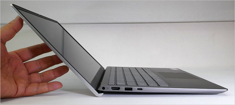 キーボード面に勾配がつく「リフト・ヒンジ機構」になっている