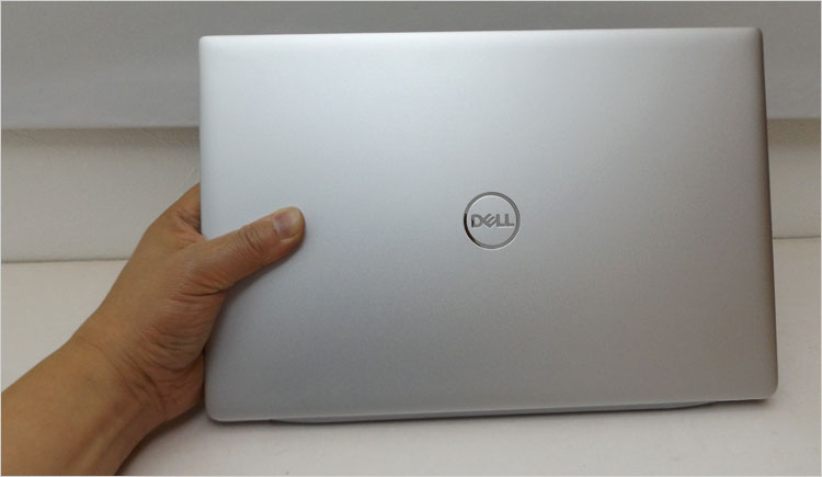 狭額デザインのため、14インチノートとしては従来よりもコンパクト