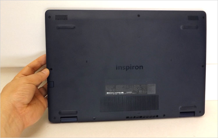 中央に光沢処理のinspironロゴを配置