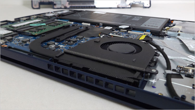 Inspiron 15（5593）の排気口位置に設置