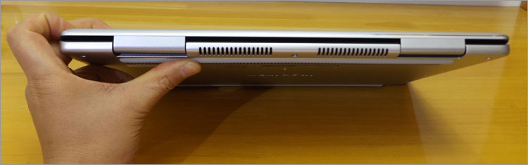 180度オープン可能なので