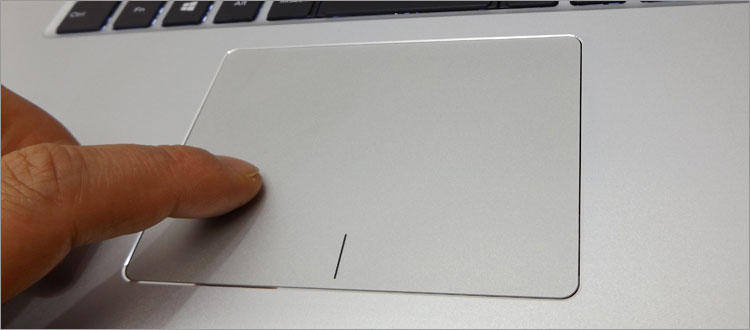 タッチパッド。周囲がダイヤモンドカット