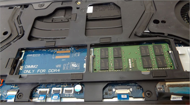 DDR4メモリスロットが2基