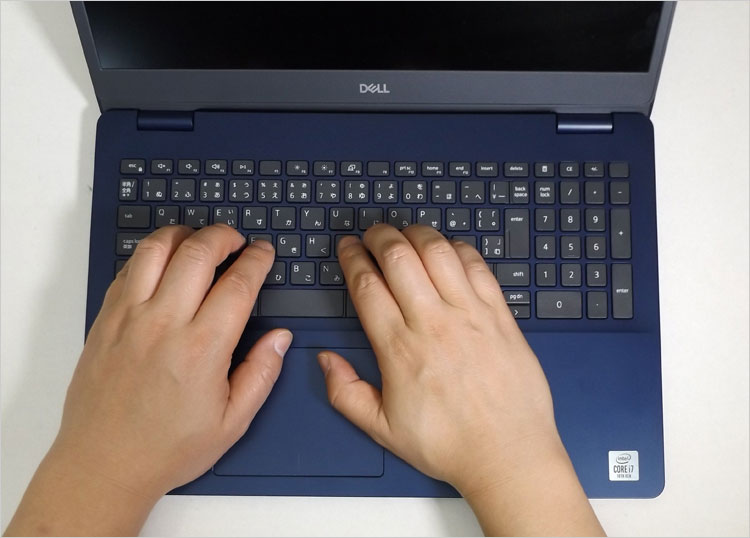 ホームポジションはやや左寄りになる