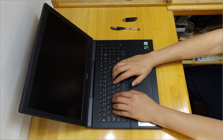 Inspiron 15 ゲーミング（7567）のホームポジション