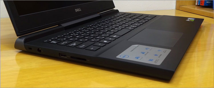 ディスプレイを閉じると、そこだけ少し隙間