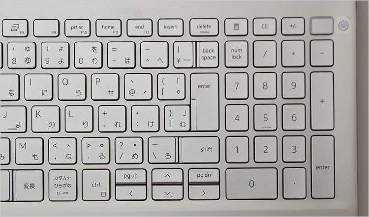 キーボード枠に電源ボタンを収めた構造