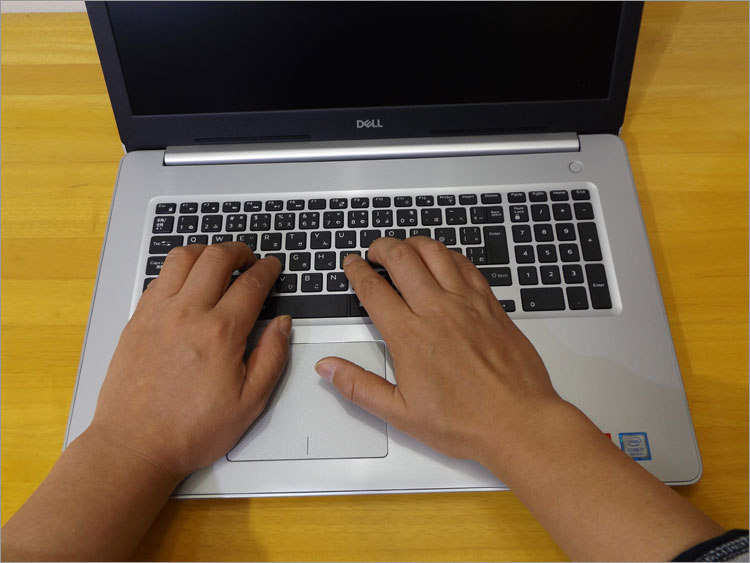 テンキーが付いているがフルサイズではなく、やや狭いキーピッチ