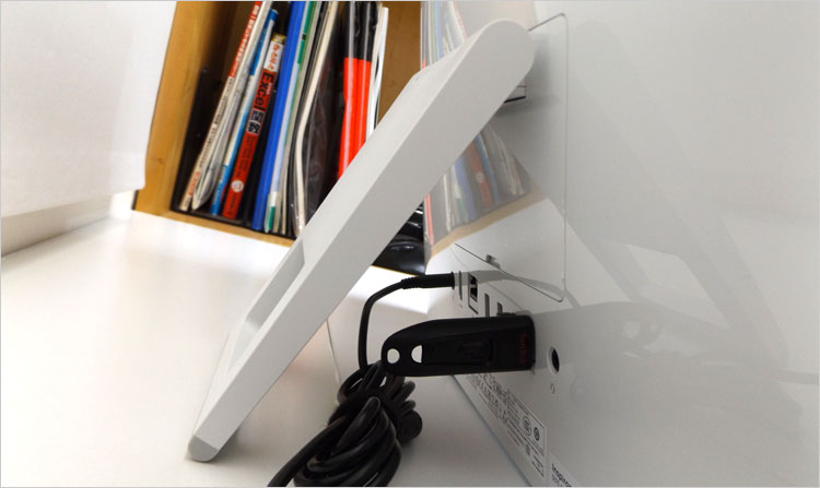 USBメモリなど差し込みづらい