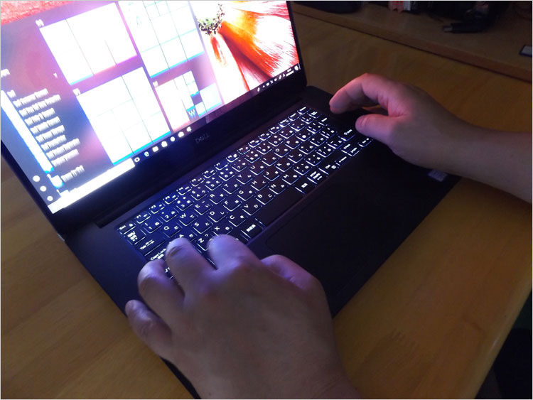 明かりを消した寝室などでも