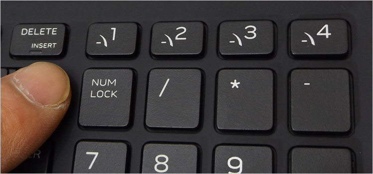 ALIENWARE M15 プレデターに出てきそうな謎のマークが印字