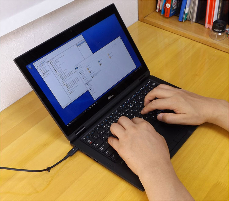 Corning Gorilla Glassを採用。